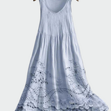 Englantilaisilla pitsillä varustettu mekko